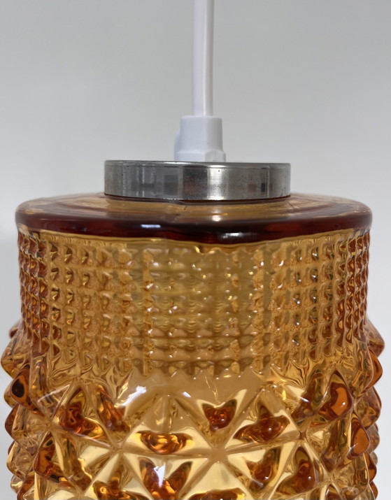 Suspension vintage Mid-Century en verre pressé ambré – Années 1960/70 – Glass (photo 9 of 9)