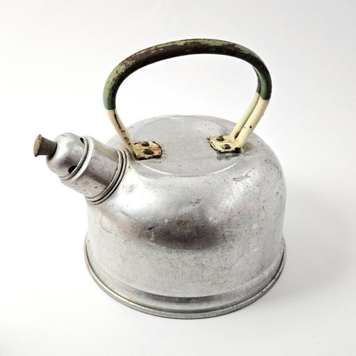 Antica teiera in alluminio: un'ottima decorazione per la cucina di una casa di campagna. Prodotta in Inghilterra.