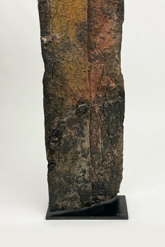 Image 1 of 🏔️ Matière et mythe : Stèle impressionnante de l’artiste suisse Pierre Casè (1944–2022)