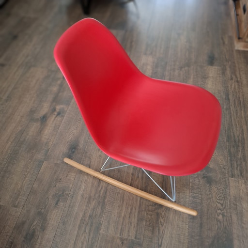 Le fauteuil à bascule Eames en plastique