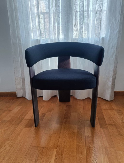 Silla Õru' de Patricia Urquiola para Andreu World – Fresno oscuro y tela (Diseño premiado)