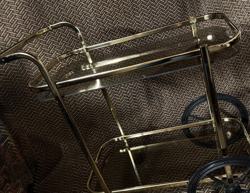 Chariot de service vintage du milieu du siècle avec verre fumé
