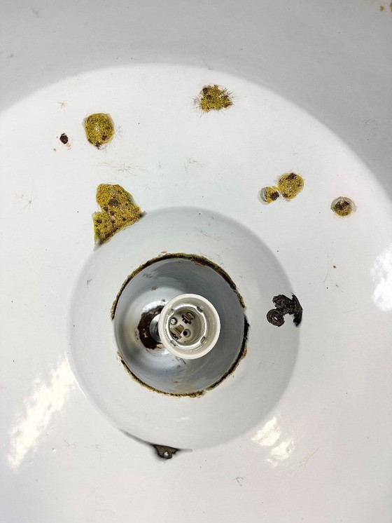 Image 1 of Industriële zwarte geëmailleerde fabriekslamp met ijzeren bovenkant, jaren 60