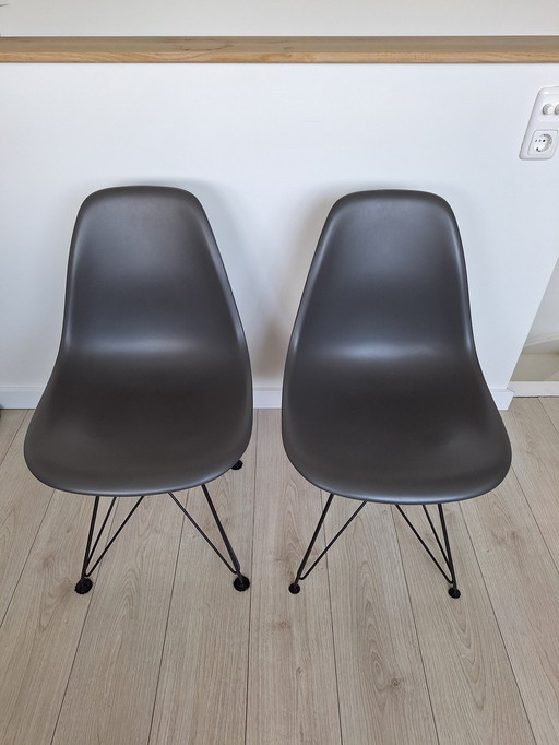 2 Vitra Eames DSR