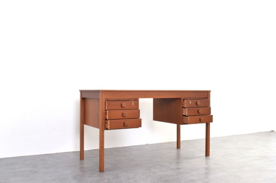 Dänischer Teakholz-Schreibtisch aus der Mitte des Jahrhunderts von Domino Møbler, 1960er Jahre. – Wood (photo 12 of 18)