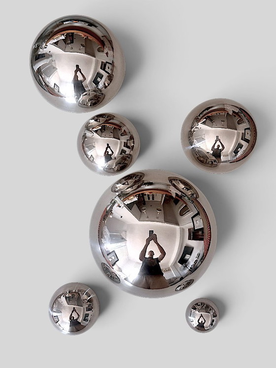 Set van 6 Sculpturale Roestvrijstalen Halve Bollen – Moderne Reflecterende Wanddecoratie – Trendy, Spiegels (photo 6 of 15)