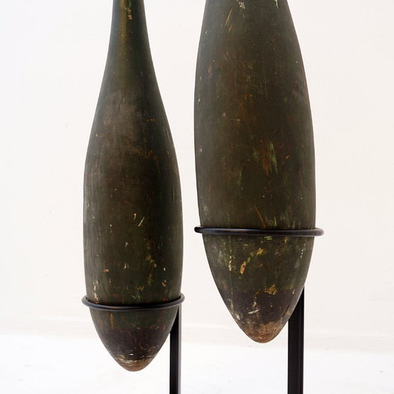 Image 1 of Paar große hölzerne Übungskeulen auf Sockel - Anfang 20.