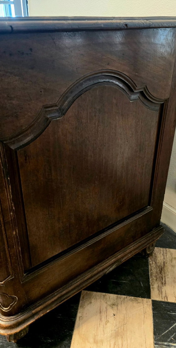 Image 1 of Armbrustkommode aus massivem Nussbaumholz, Zeit Ludwigs XIV. – frühes 18. Jahrhundert