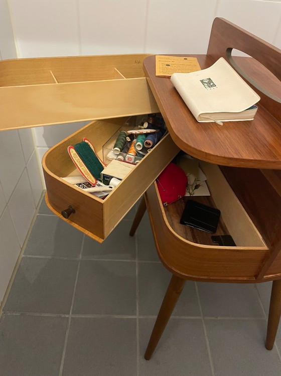Image 1 of Teakhouten Naaikastje. Mid-Century, Scandinavisch Design. Unieke Tijdcapsule uit deze tijd door de Oorspronkelijke Inhoud 