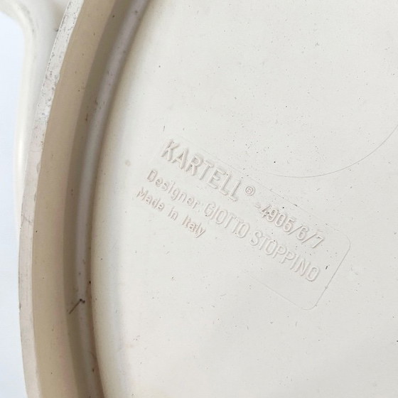 Image 1 of Een paar witte bijzettafels van Giotto Stoppino voor Kartell, jaren 70.