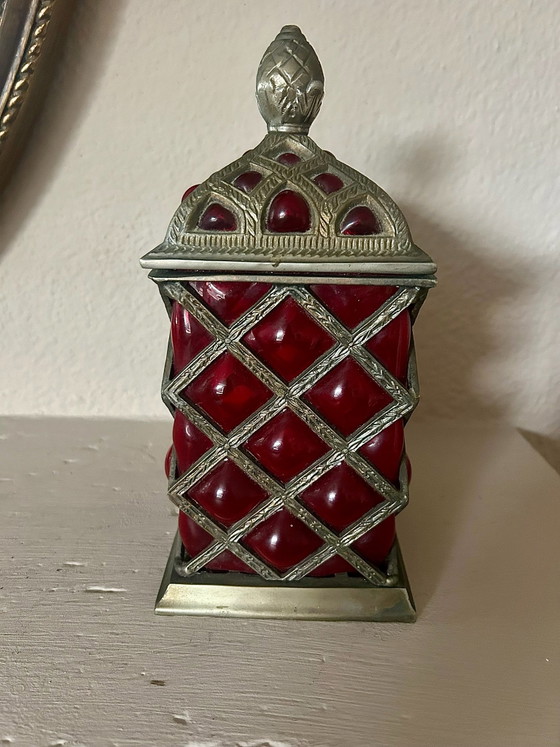 Vintage Ruby Red Caged Bubble Glass Apothecary Jar – Dekselpot – India 1970s – Decoratieve objecten, Metaal (photo 5 of 6)