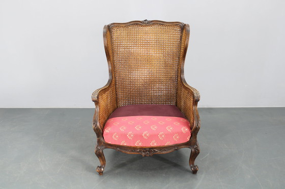 Image 1 of Ancienne chaise à oreilles sculptée avec côtés en canne, Tchécoslovaquie