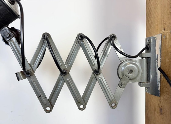 Image 1 of Industriële zwarte geëmailleerde schaarwandlamp, jaren 50