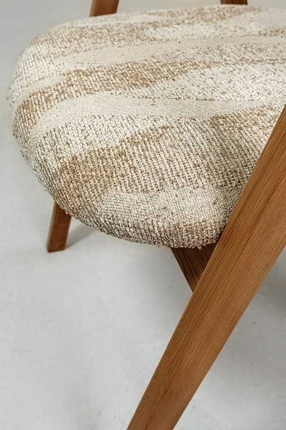 Image 1 of Een paar moderne stoelen in Scandinavisch design, gemaakt van eikenhout.