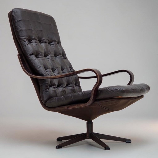 Sillón giratorio escandinavo de los años 70, tapizado en cuero original con patchwork.