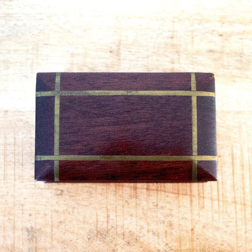 Scatola portafrancobolli vintage in legno con intarsi in ottone.