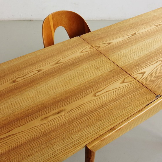 Image 1 of Sillas icónicas de Antonín Šuman con respaldos curvos chapados en madera, estilo moderno de mediados de siglo, década de 1960.