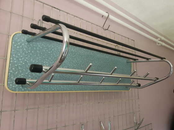 Prachtige 50's retro buisframe wandkapstok dubbele rij met hoedenrek, Bauhaus stijl blauw met chroom (photo 15 of 15)
