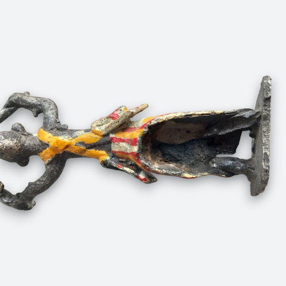 Image 1 of West-Afrikaanse figuratieve sculptuur in metaal – handbeschilderde dragerfiguur – vintage