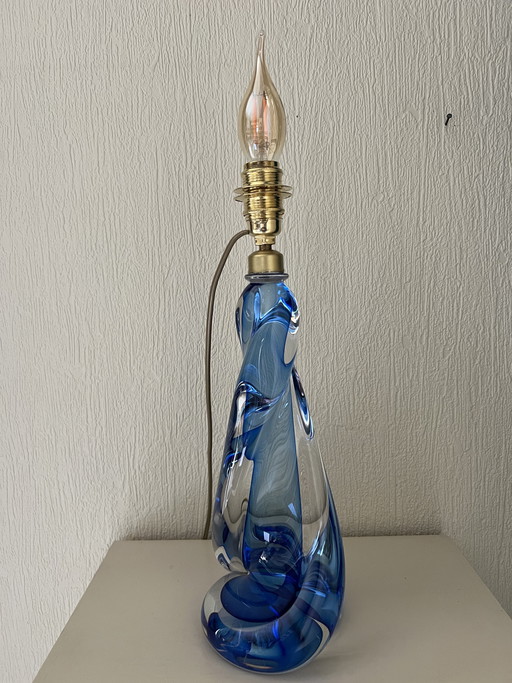 Val Saint Lambert gedraaide tafellamp van blauw/transparant kristal.