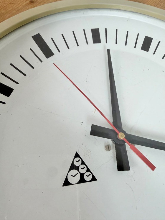 Image 1 of Industrielle graue Bakelit-Wanduhr von Pragotron, 1970er Jahre