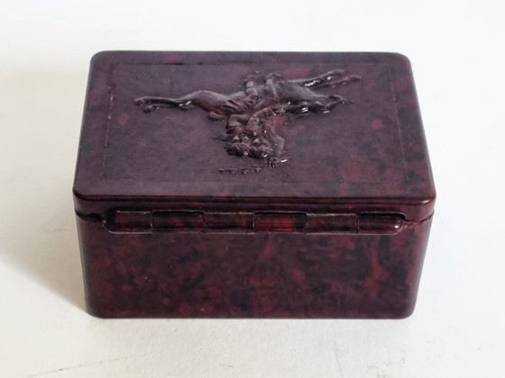 Image 1 of Portapillole/mini scatola in bachelite – bambini che cavalcano un coniglio – Art Deco in marmo rosso e nero