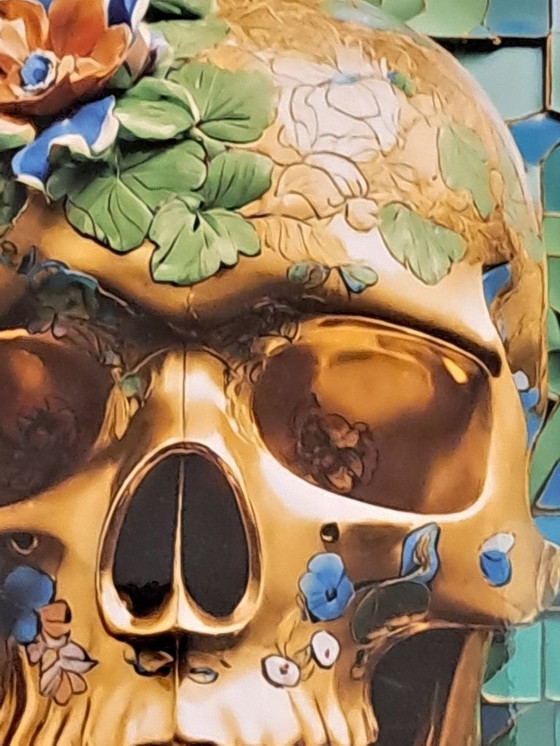 Image 1 of DEAD HEAD - Teschio con fiore in oro verde - Stampa su alluminio