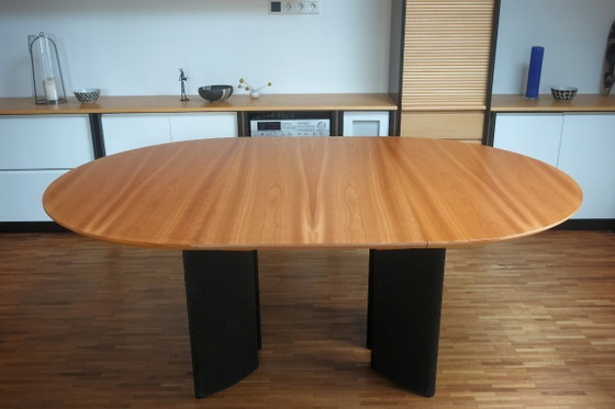 Image 1 of Uitschuifbare eettafel van Arco met tafelblad van kersenhout