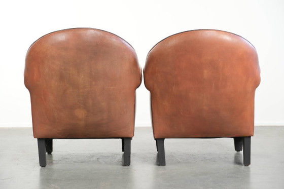Image 1 of 2 poltrone di design Bart van Bekhoven in pelle di pecora con schienale arrotondato e profili neri.