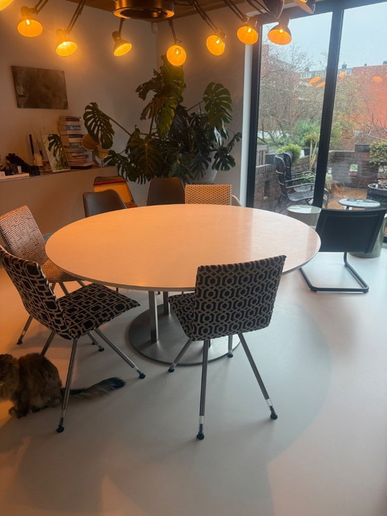 Image 1 of Magnifique table blanche de 160 cm de diamètre, pieds et plateau en acier inoxydable ultra-résistants.