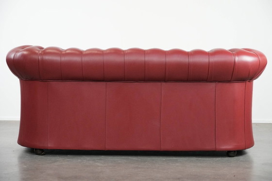 Image 1 of Divano Chesterfield inglese in pelle di mucca da 2,5 posti in uno splendido colore rosso