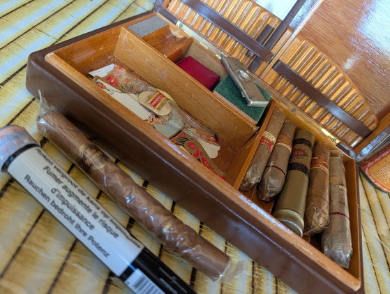 Caja de Puros Antigua – Objetos decorativos, Leather, Wood (photo 8 of 9)