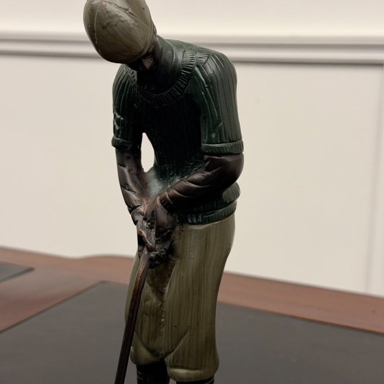 Antike Bronze-Statue Golfer Grün – Bildhauerei (photo 4 of 5)