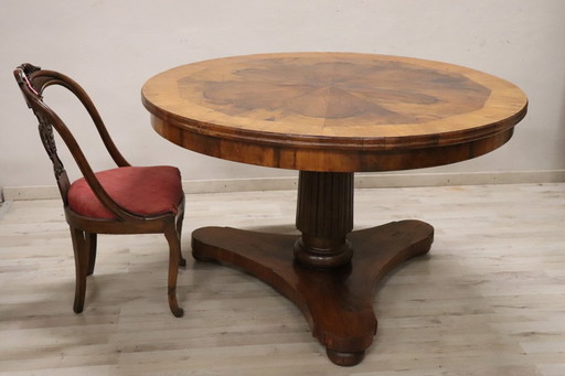 Antique Round Table in Walnut, Italy Early 19th century