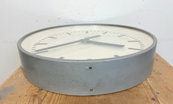 Image 1 of Grote grijze industriële fabriekswandklok van Pragotron, jaren 60