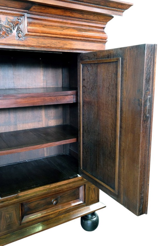 Image 1 of Mobile a viticcio in prezioso palissandro, 1700 circa.