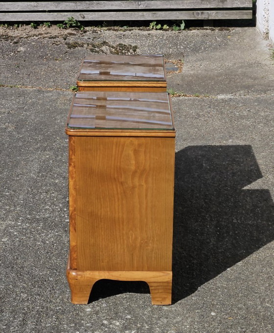 Image 1 of 2 tables de chevet Art déco françaises anciennes - Ensemble de 2 tables de chevet en loupe de bois et verre - Années 30