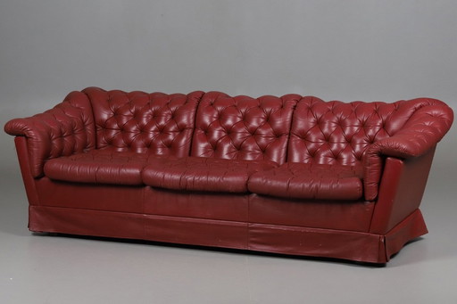 Klassisches 3-Sitzer-Sofa im Chesterfield-Stil – Leder in Oxblood-Rot & tiefe Knopfheftung