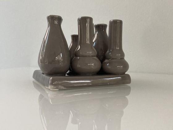 Image 1 of Vaasjes Vaas Op Een Vierkante Ondergrond