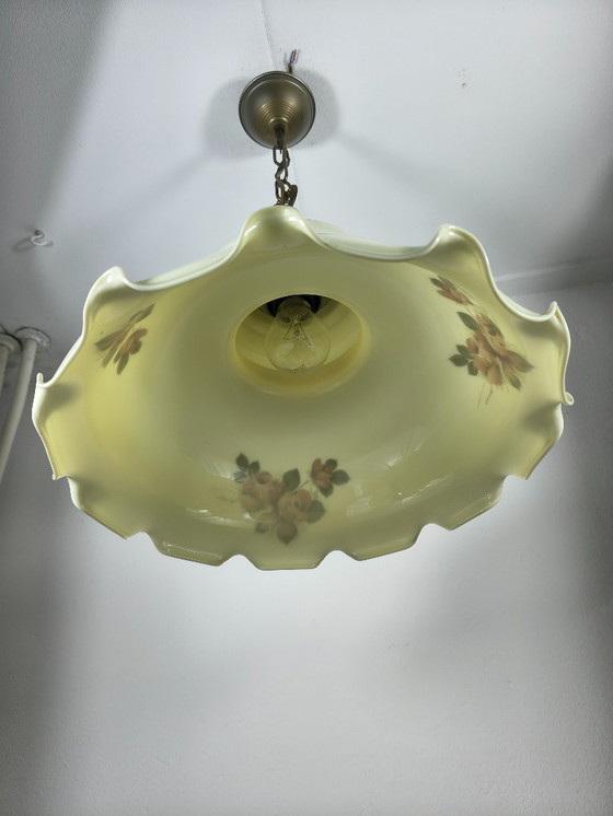 Image 1 of Antieke hanglamp van opaalglas en bloemdecor
