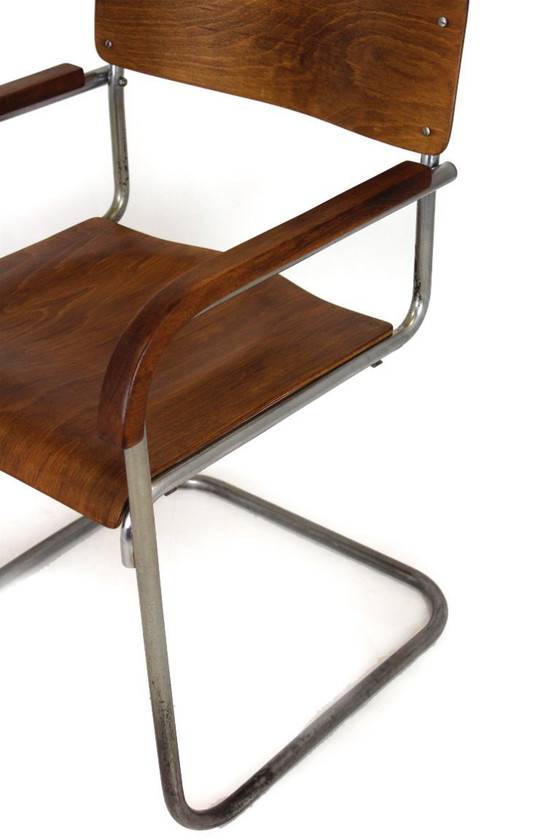 Image 1 of Gerestaureerde Bauhaus B34 cantileverstoel van multiplex en chroom, ontworpen door Marcel Breuer, begin jaren 30.