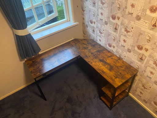 Scrivania angolare con struttura in acciaio – solo ritiro, bisogna andare subito!