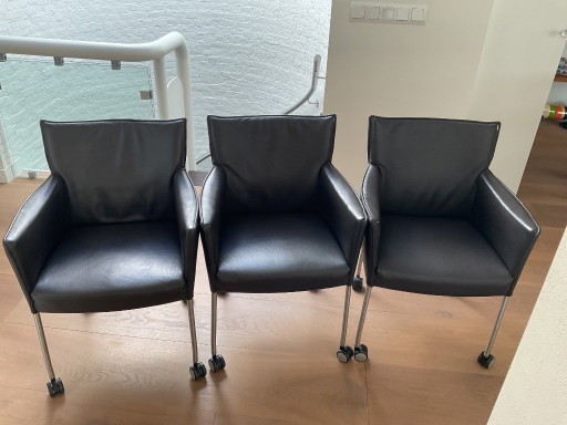 8 modèles en cuir de série Amra avec jantes à vendre – Design on Stock, eetkamerstoelen, Leather, Metal (photo 2 of 5)