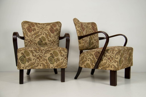 Een paar art deco fauteuils van gebogen hout met originele bloemenbekleding, circa jaren 1930.