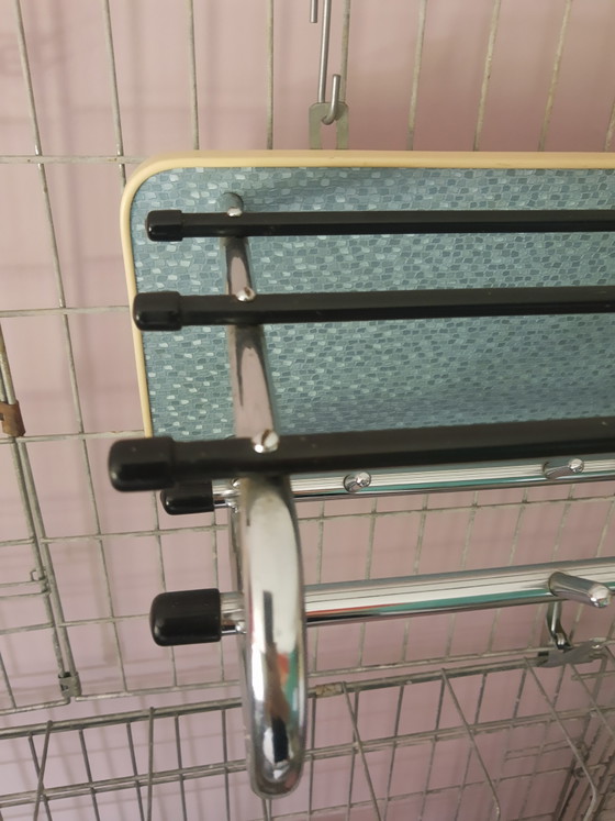 Prachtige 50's retro buisframe wandkapstok dubbele rij met hoedenrek, Bauhaus stijl blauw met chroom (photo 8 of 15)