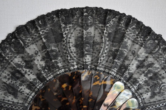 Image 1 of Fächer aus Spitze und Schuppen, monogrammiert, um 1800 (Ref. 3641)