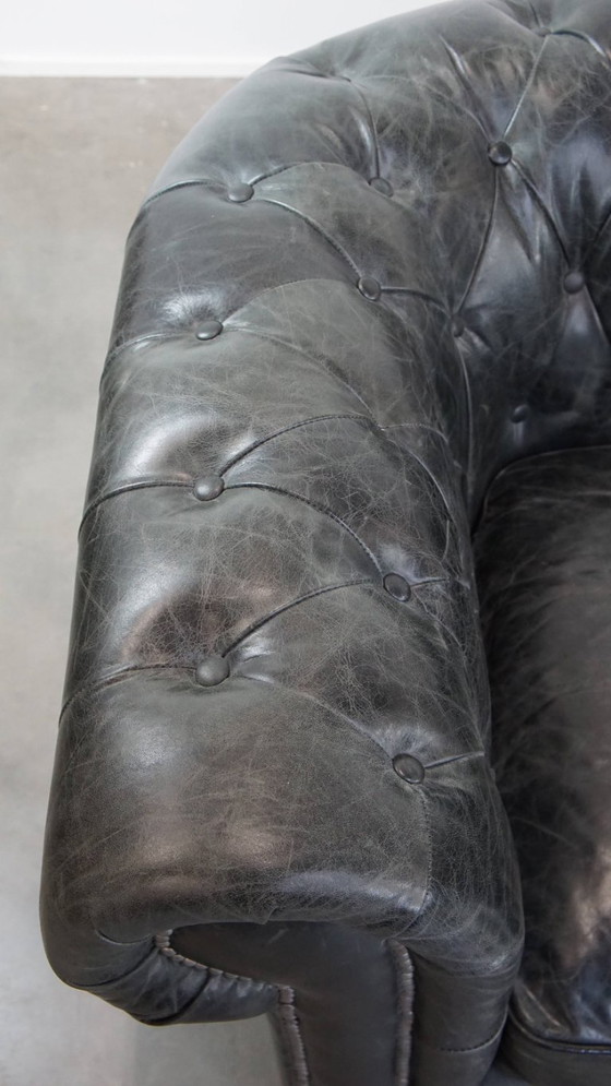 Image 1 of 2 x Ruime zwarte chesterfield fauteuil van generfd rundleer