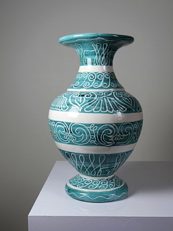 Image 1 of Grote vintage balustervaas van turkooizen keramiek met ingesneden decoratie.