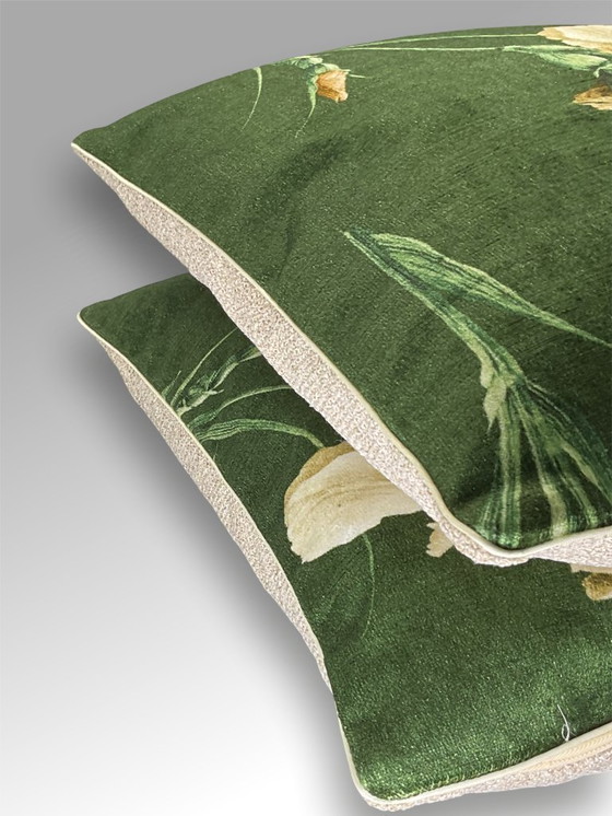 Image 1 of GP & J Baker – Set mit 2 neuen Kissen aus dem Stoff „Baker Iris“ von GP & J Baker.