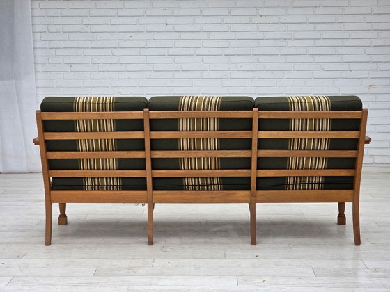 Image 1 of Deense driezitsbank uit de jaren 70, bekleed met groene meubelwol en gemaakt van massief eikenhout.